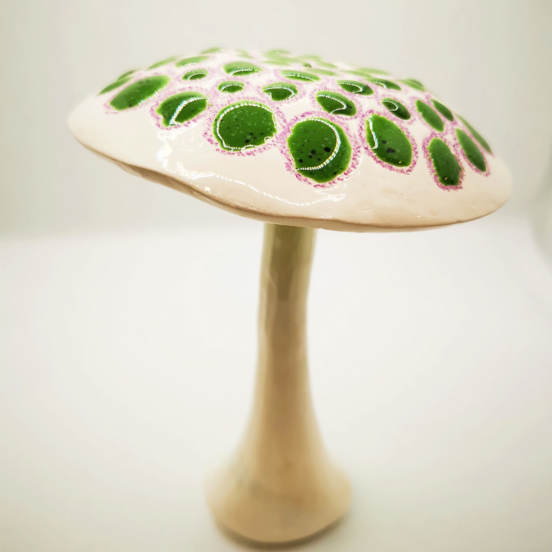 Champignon Isabella, chapeau à points verts.